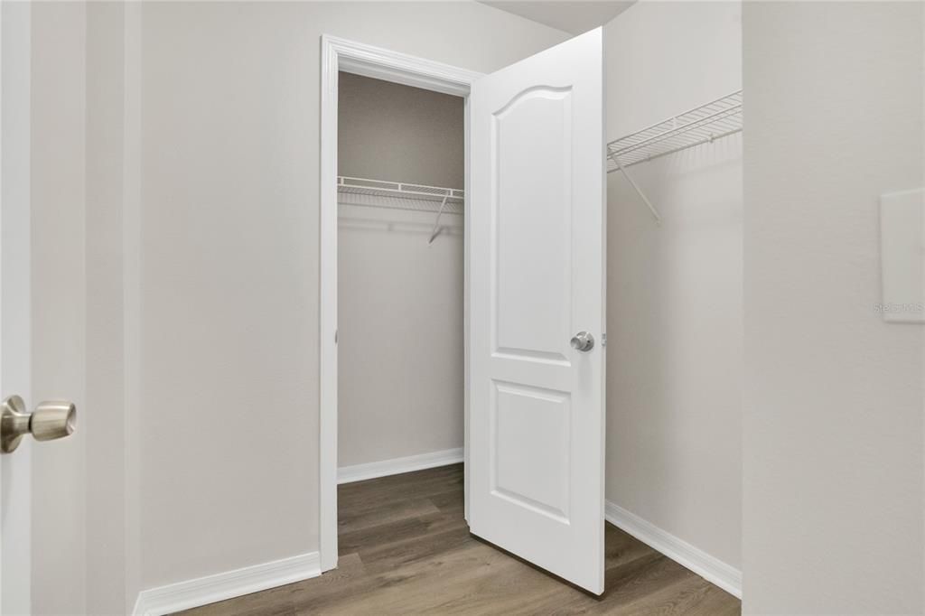 Activo con contrato: $389,900 (5 camas, 4 baños, 2410 Pies cuadrados)