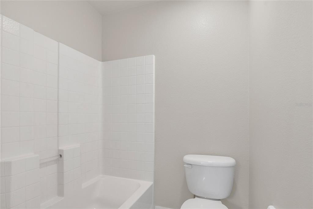 Activo con contrato: $389,900 (5 camas, 4 baños, 2410 Pies cuadrados)