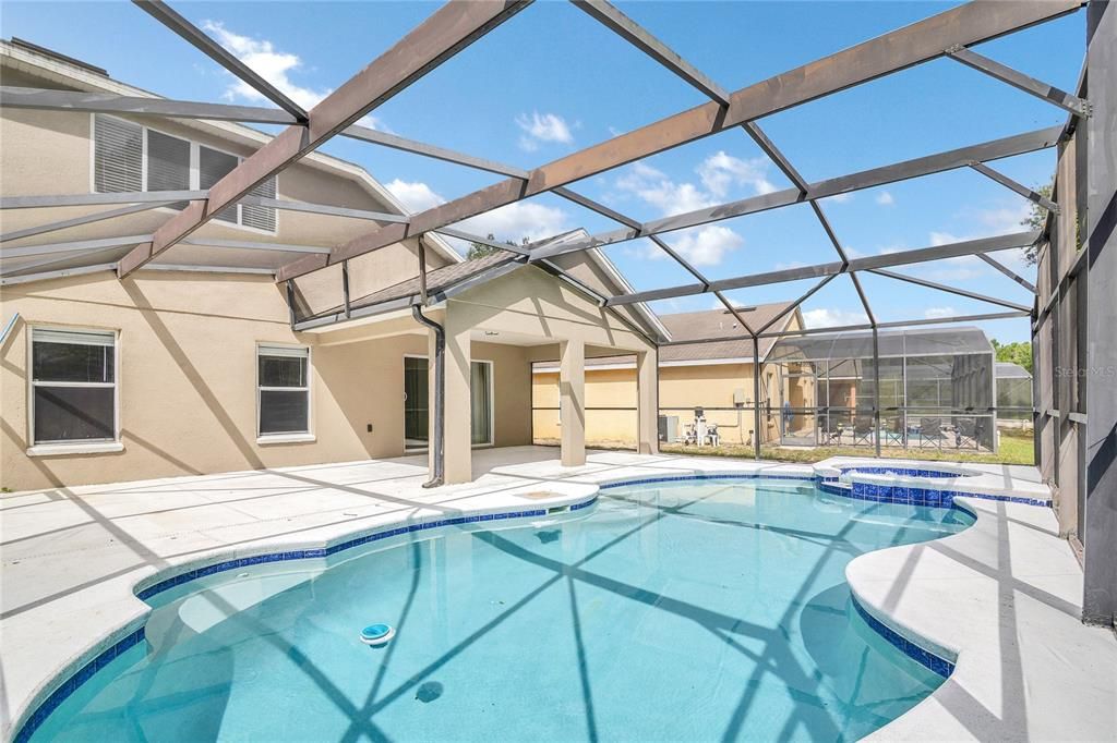 Activo con contrato: $389,900 (5 camas, 4 baños, 2410 Pies cuadrados)