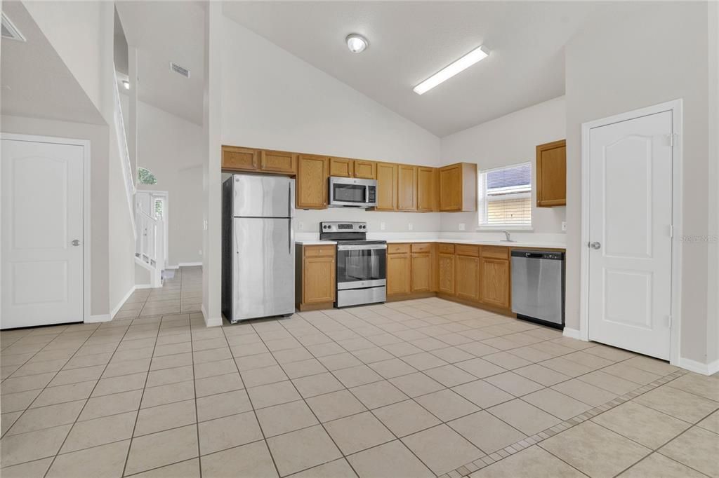 Activo con contrato: $389,900 (5 camas, 4 baños, 2410 Pies cuadrados)