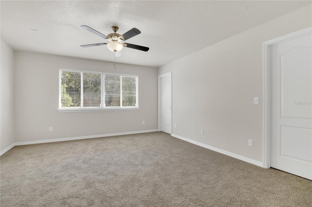 Activo con contrato: $389,900 (5 camas, 4 baños, 2410 Pies cuadrados)