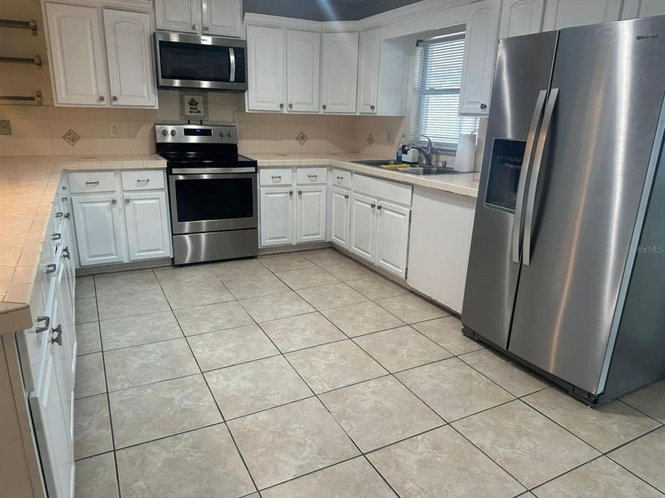 Под контрактом: $399,000 (4 спален, 3 ванн, 2464 Квадратных фут)