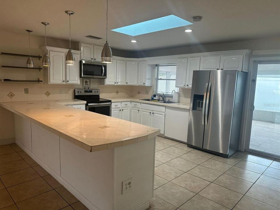 Под контрактом: $399,000 (4 спален, 3 ванн, 2464 Квадратных фут)