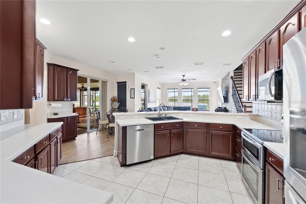 На продажу: $665,000 (5 спален, 5 ванн, 3812 Квадратных фут)