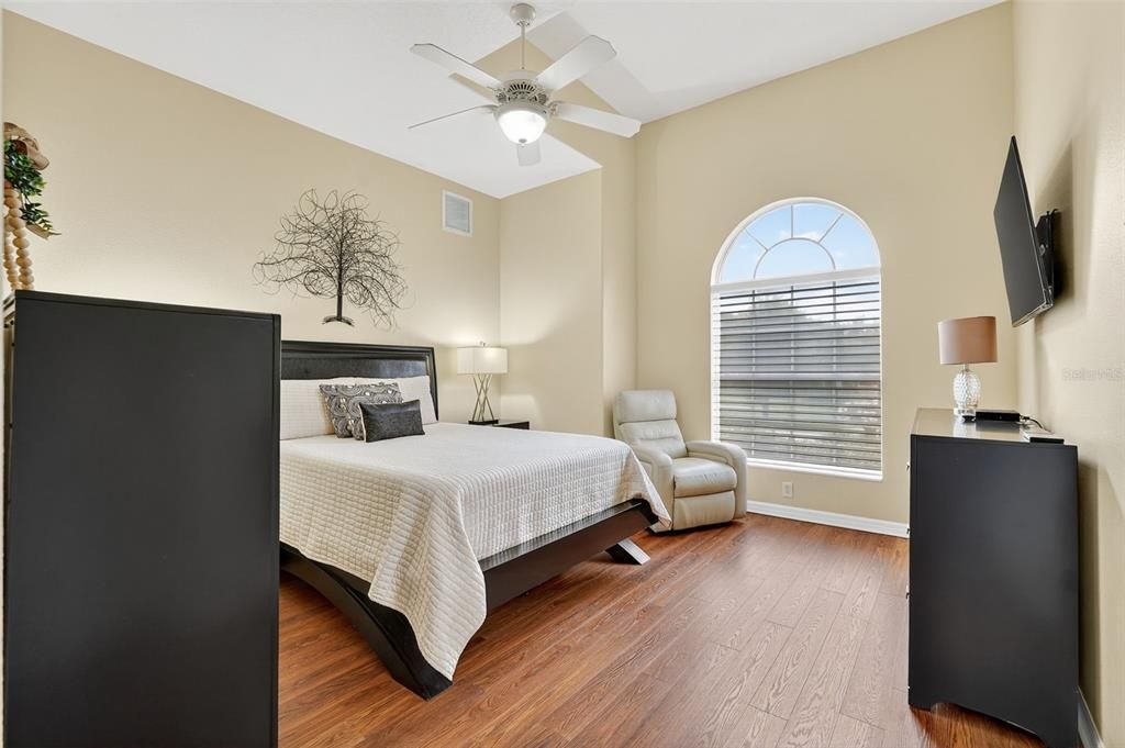 Activo con contrato: $859,900 (3 camas, 3 baños, 2999 Pies cuadrados)