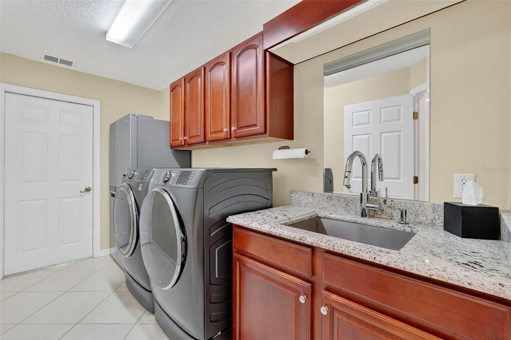 Activo con contrato: $859,900 (3 camas, 3 baños, 2999 Pies cuadrados)