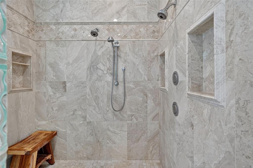 Activo con contrato: $859,900 (3 camas, 3 baños, 2999 Pies cuadrados)