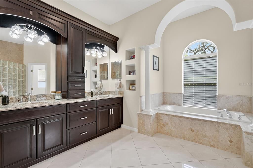 Activo con contrato: $859,900 (3 camas, 3 baños, 2999 Pies cuadrados)