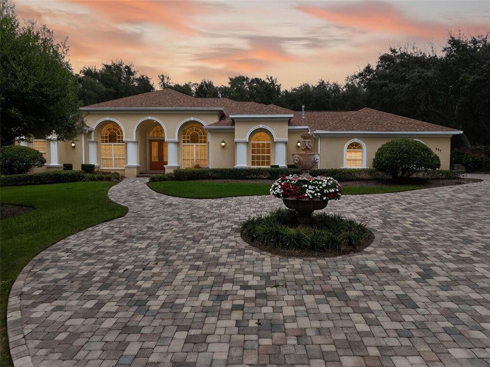 Activo con contrato: $859,900 (3 camas, 3 baños, 2999 Pies cuadrados)