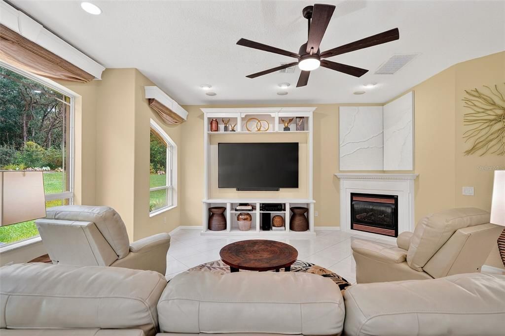 Activo con contrato: $859,900 (3 camas, 3 baños, 2999 Pies cuadrados)