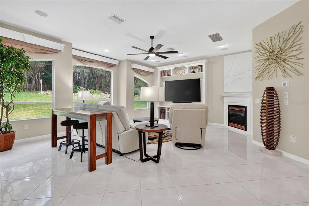 Activo con contrato: $859,900 (3 camas, 3 baños, 2999 Pies cuadrados)