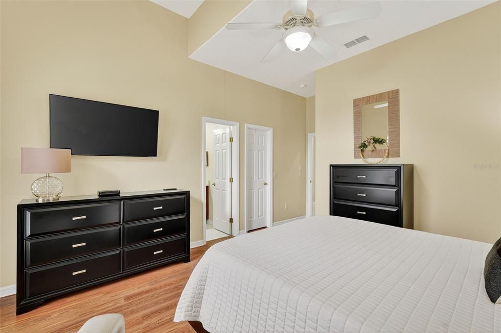 Activo con contrato: $859,900 (3 camas, 3 baños, 2999 Pies cuadrados)