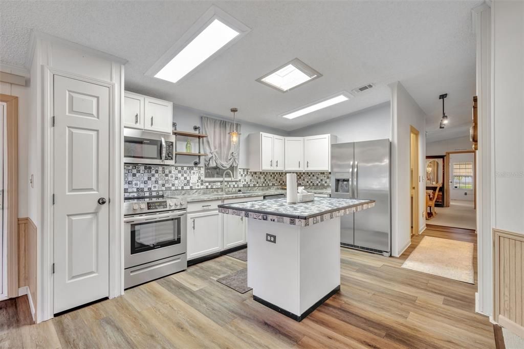 For Sale: $190,000 (2 beds, 2 baths, 1586 Square Feet)