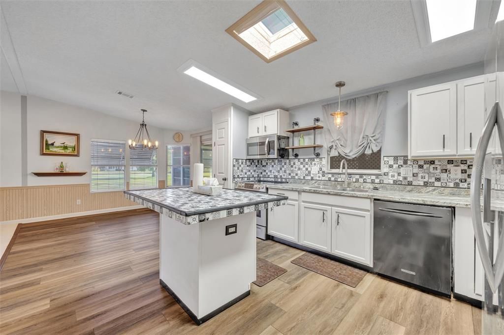 For Sale: $190,000 (2 beds, 2 baths, 1586 Square Feet)