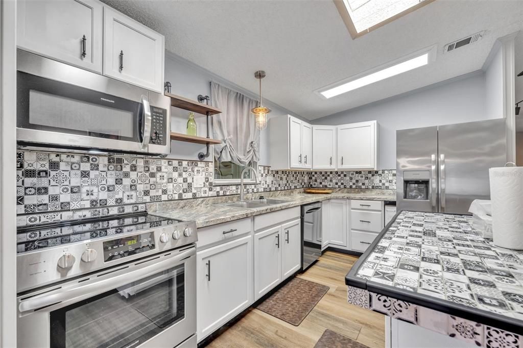 For Sale: $190,000 (2 beds, 2 baths, 1586 Square Feet)