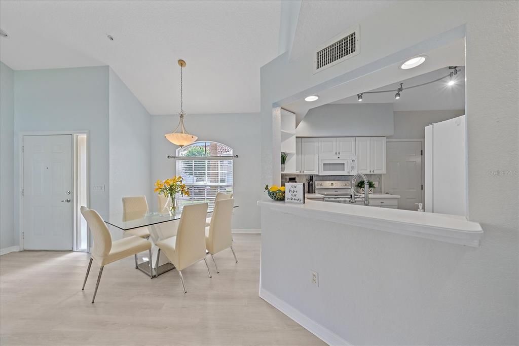 待售: $279,900 (2 贝兹, 2 浴室, 1352 平方英尺)