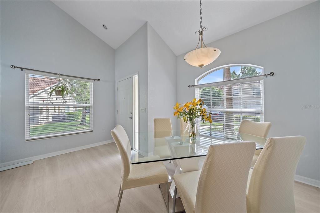 待售: $279,900 (2 贝兹, 2 浴室, 1352 平方英尺)