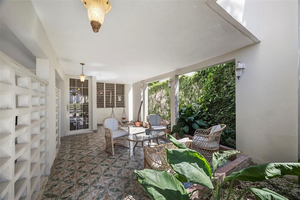 Под контрактом: $600,000 (5 спален, 3 ванн, 4701 Квадратных фут)