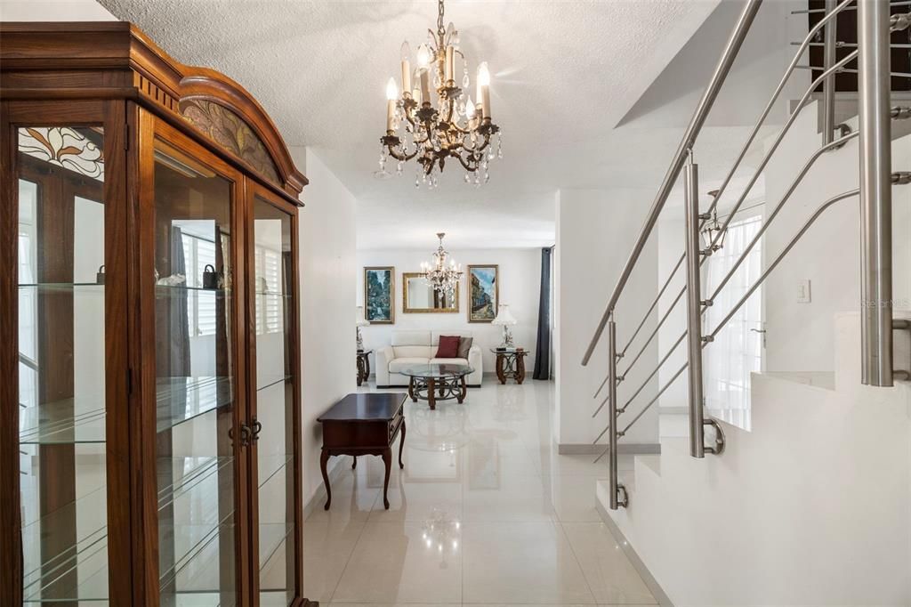 Под контрактом: $600,000 (5 спален, 3 ванн, 4701 Квадратных фут)