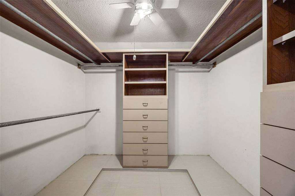 Под контрактом: $600,000 (5 спален, 3 ванн, 4701 Квадратных фут)