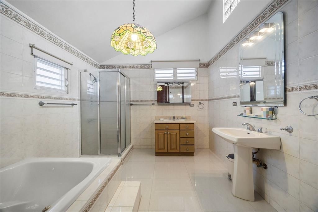 Под контрактом: $600,000 (5 спален, 3 ванн, 4701 Квадратных фут)