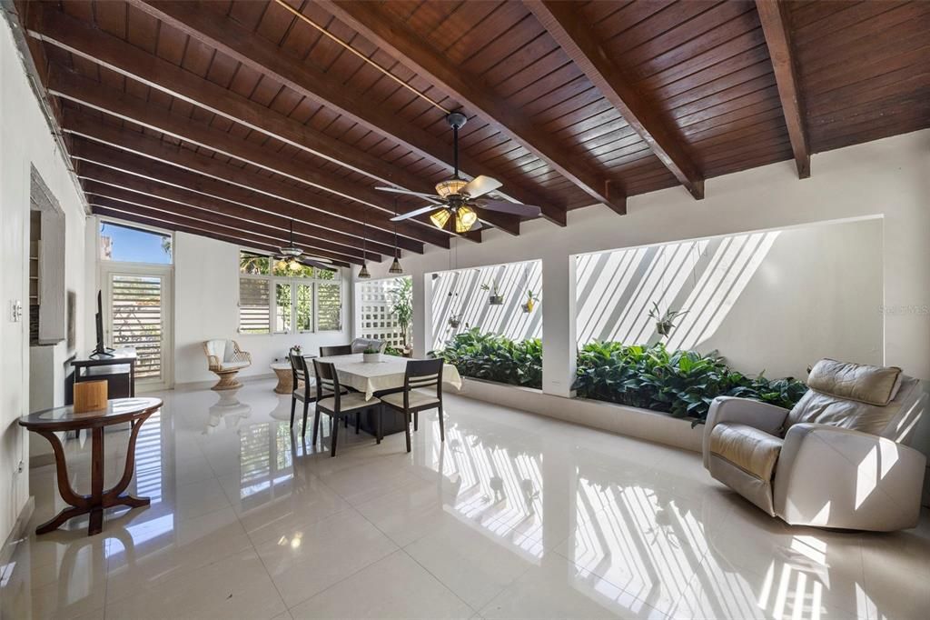 Под контрактом: $600,000 (5 спален, 3 ванн, 4701 Квадратных фут)