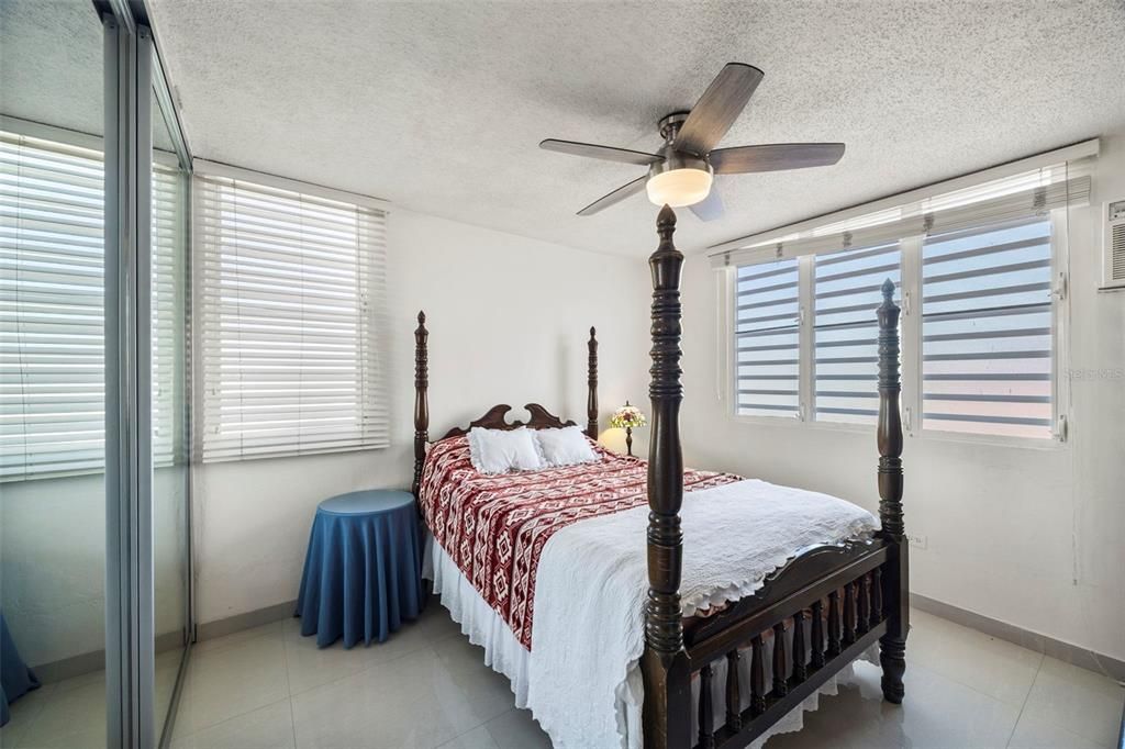 Под контрактом: $600,000 (5 спален, 3 ванн, 4701 Квадратных фут)