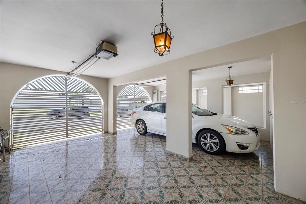 Под контрактом: $600,000 (5 спален, 3 ванн, 4701 Квадратных фут)