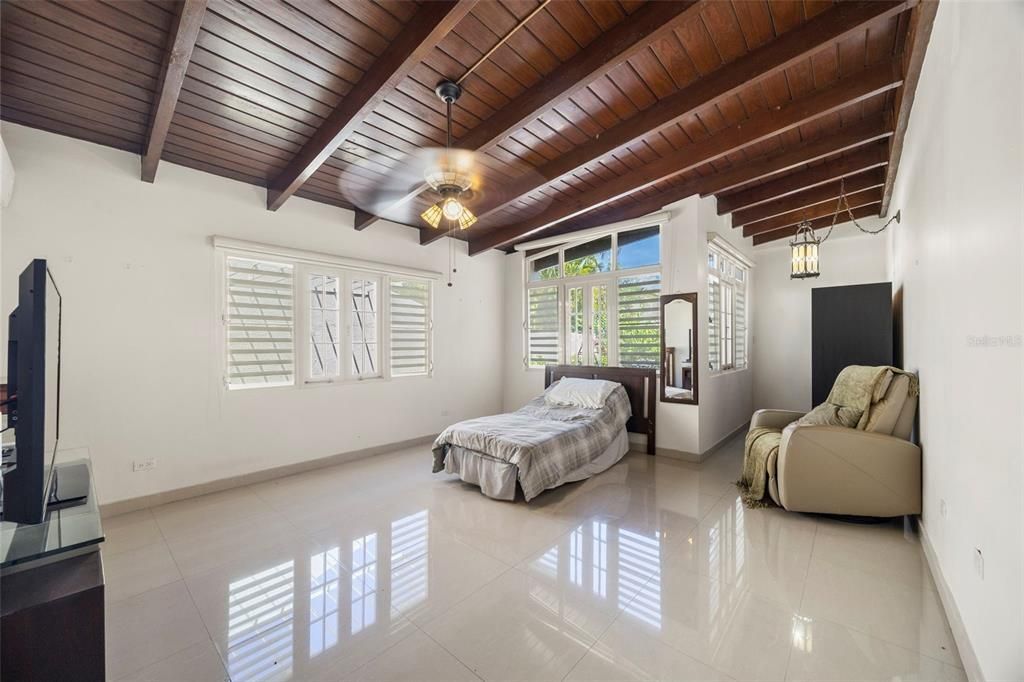 Под контрактом: $600,000 (5 спален, 3 ванн, 4701 Квадратных фут)