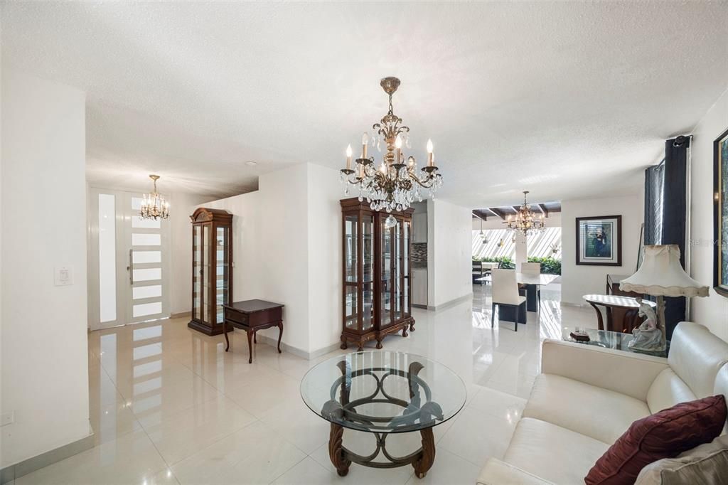 Под контрактом: $600,000 (5 спален, 3 ванн, 4701 Квадратных фут)