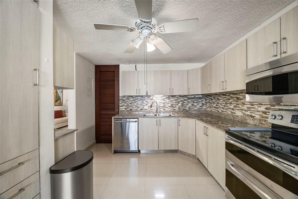 Под контрактом: $600,000 (5 спален, 3 ванн, 4701 Квадратных фут)