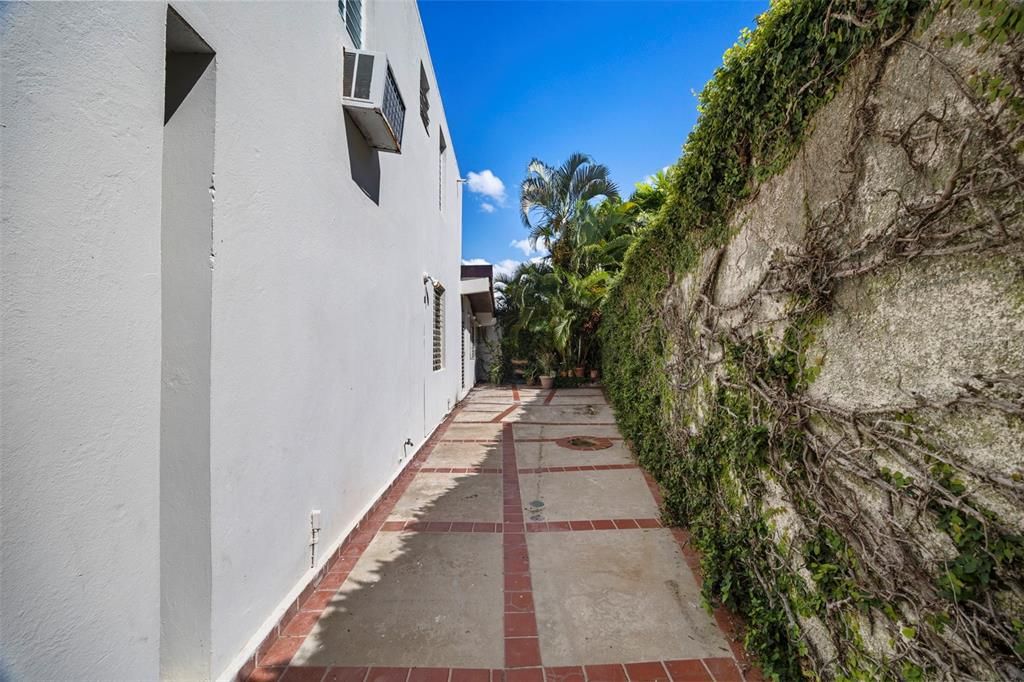 Под контрактом: $600,000 (5 спален, 3 ванн, 4701 Квадратных фут)