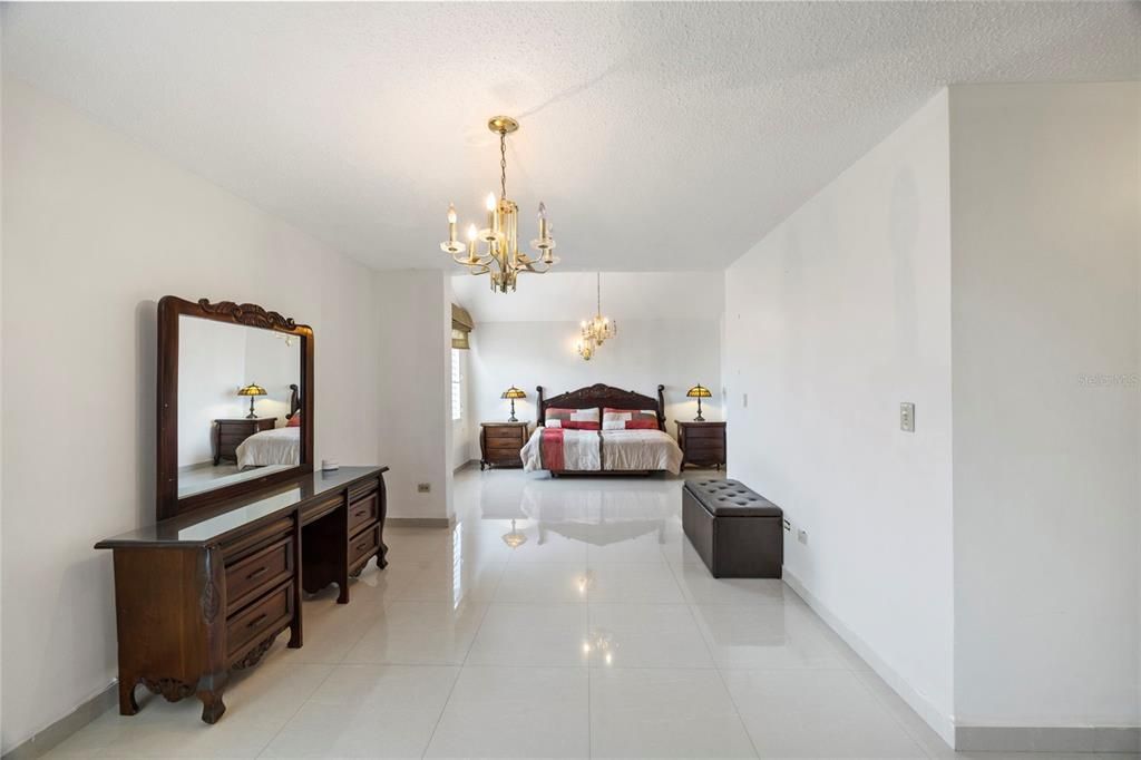 Под контрактом: $600,000 (5 спален, 3 ванн, 4701 Квадратных фут)