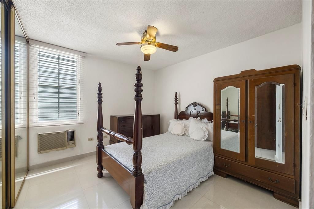 Под контрактом: $600,000 (5 спален, 3 ванн, 4701 Квадратных фут)