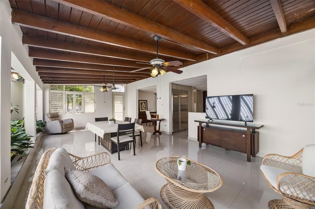 Под контрактом: $600,000 (5 спален, 3 ванн, 4701 Квадратных фут)