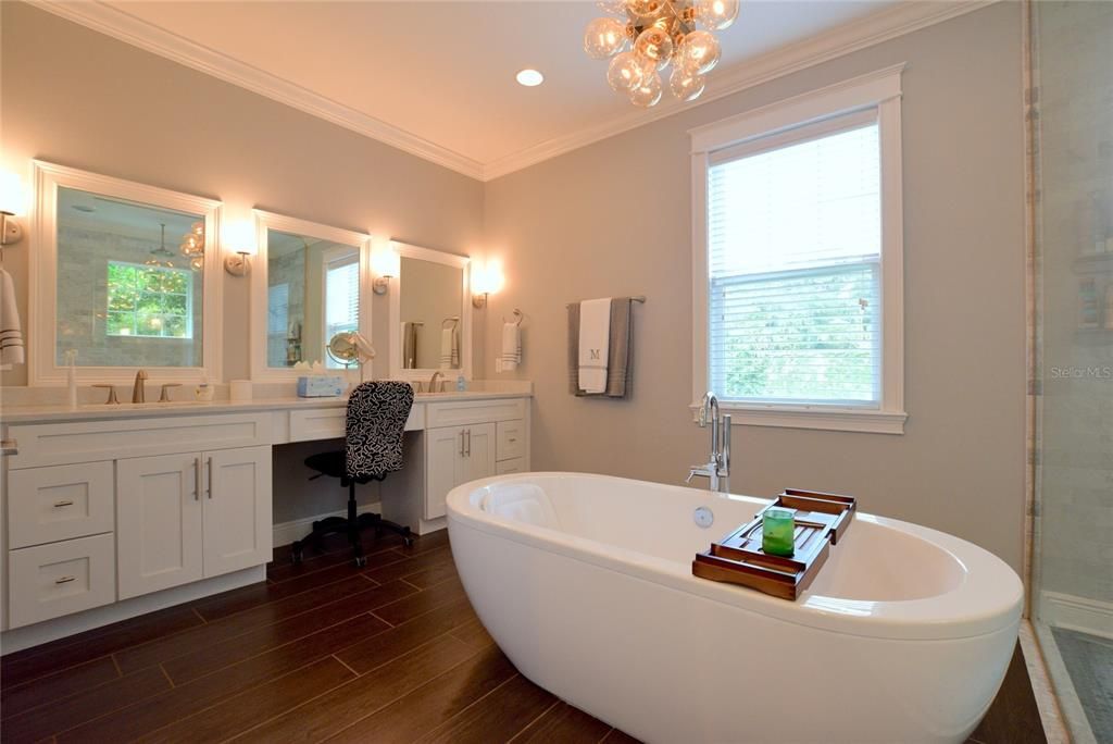 For Rent: $3,995 (3 beds, 2 baths, 2888 Square Feet)