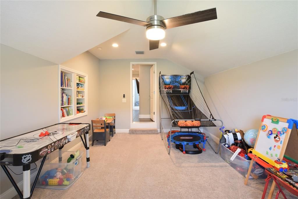 For Rent: $3,995 (3 beds, 2 baths, 2888 Square Feet)