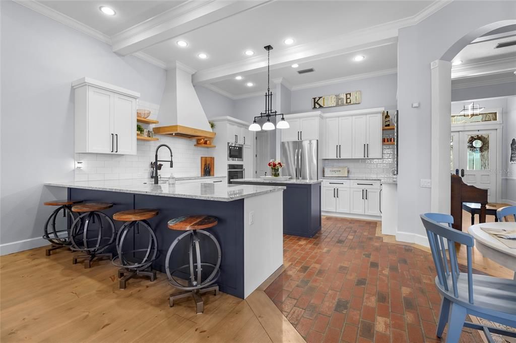 Activo con contrato: $1,350,000 (5 camas, 3 baños, 3319 Pies cuadrados)