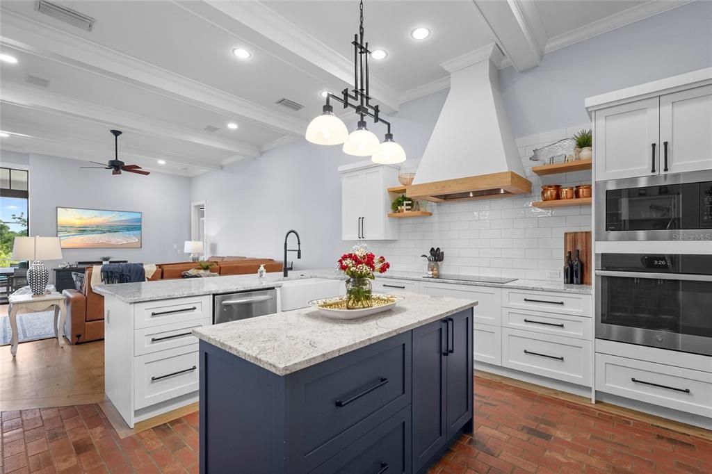 Activo con contrato: $1,350,000 (5 camas, 3 baños, 3319 Pies cuadrados)