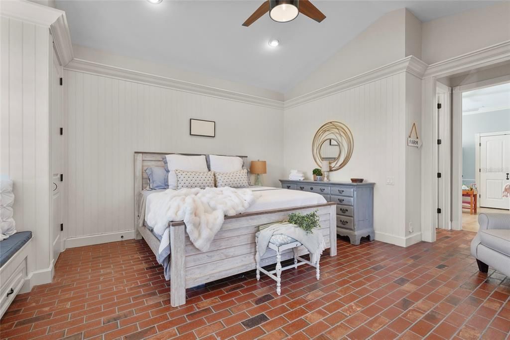 Activo con contrato: $1,350,000 (5 camas, 3 baños, 3319 Pies cuadrados)