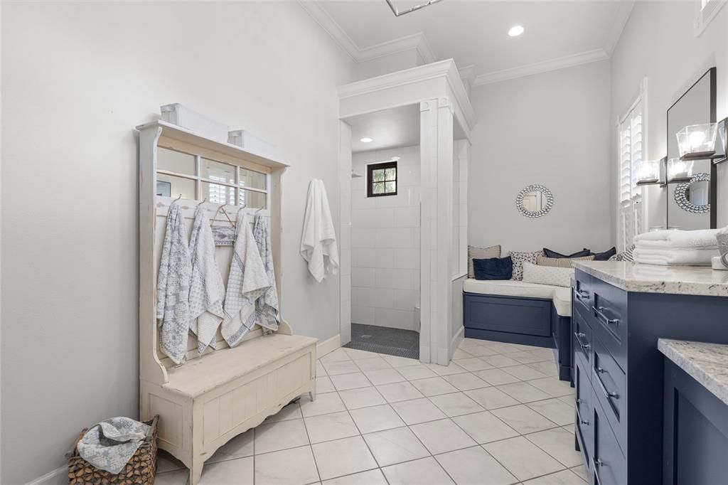 Activo con contrato: $1,350,000 (5 camas, 3 baños, 3319 Pies cuadrados)