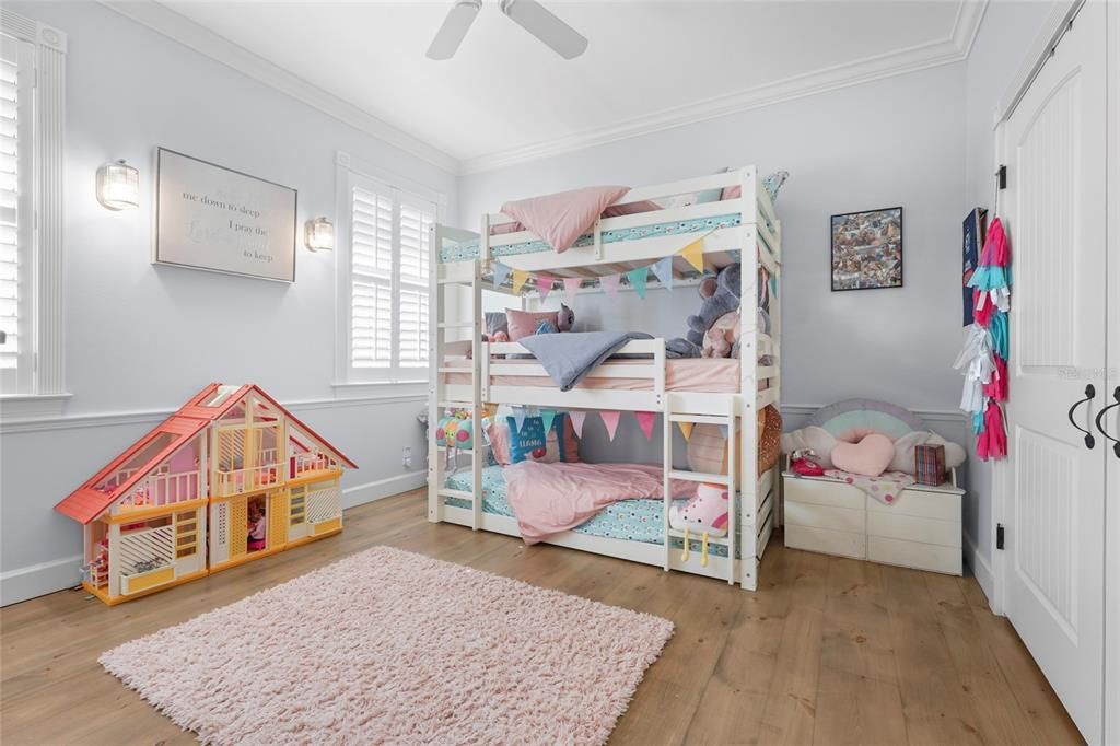 Activo con contrato: $1,350,000 (5 camas, 3 baños, 3319 Pies cuadrados)