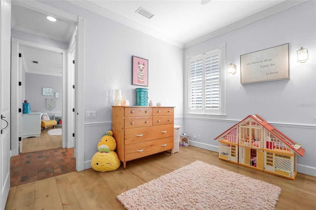 Activo con contrato: $1,350,000 (5 camas, 3 baños, 3319 Pies cuadrados)