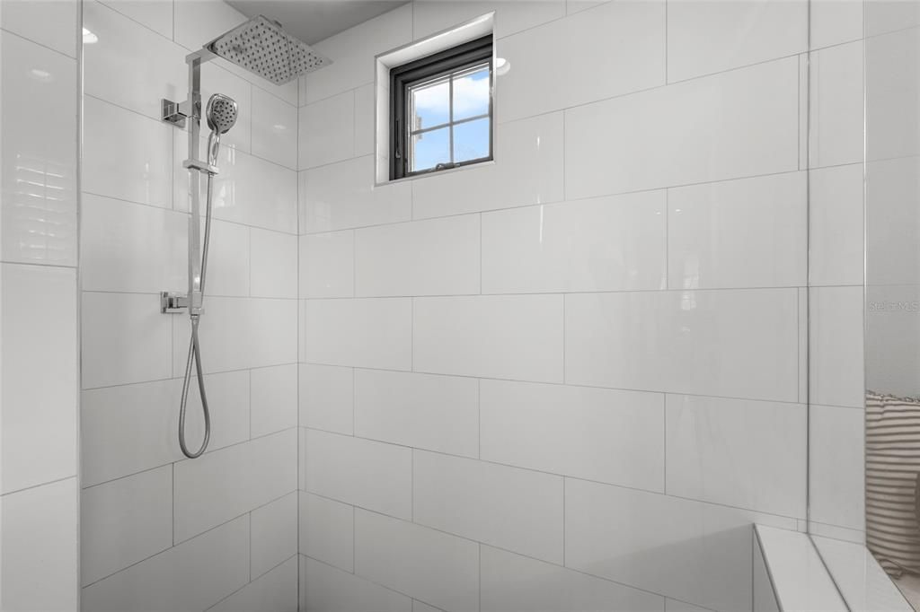 Activo con contrato: $1,350,000 (5 camas, 3 baños, 3319 Pies cuadrados)