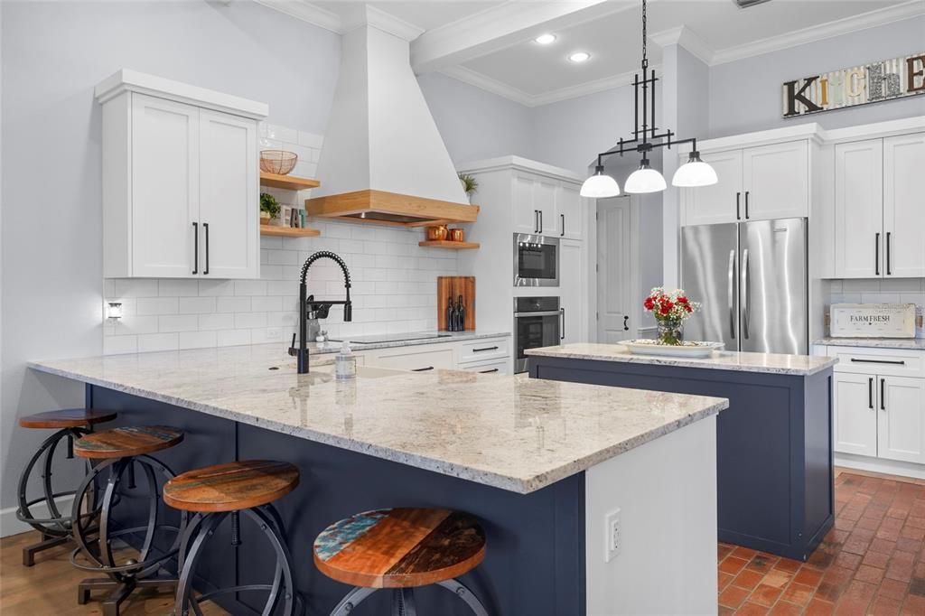 Activo con contrato: $1,350,000 (5 camas, 3 baños, 3319 Pies cuadrados)