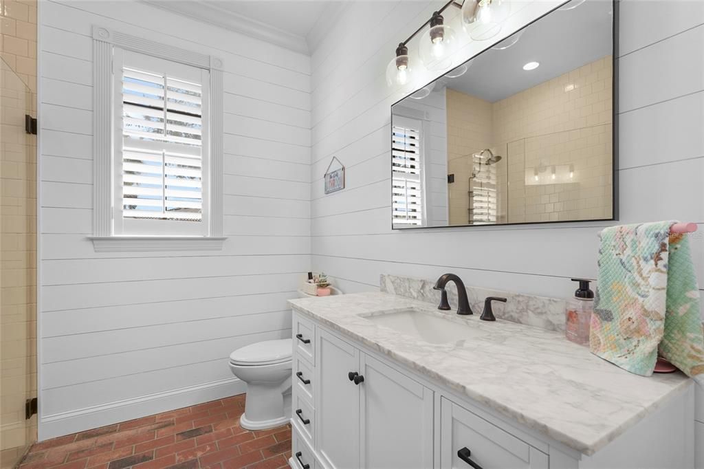 Activo con contrato: $1,350,000 (5 camas, 3 baños, 3319 Pies cuadrados)