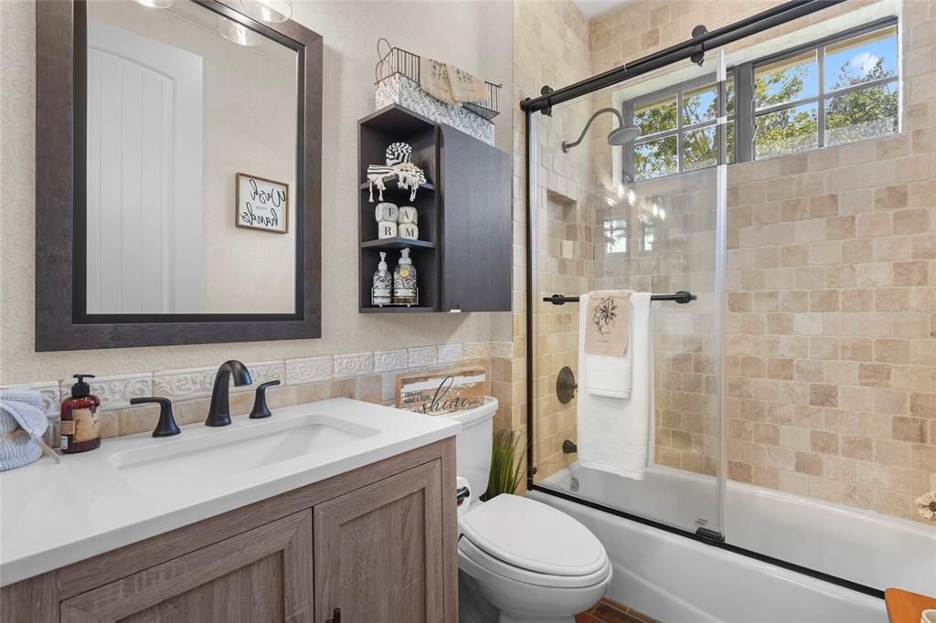 Activo con contrato: $1,350,000 (5 camas, 3 baños, 3319 Pies cuadrados)