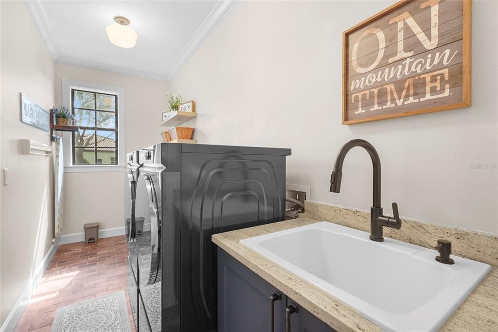 Activo con contrato: $1,350,000 (5 camas, 3 baños, 3319 Pies cuadrados)