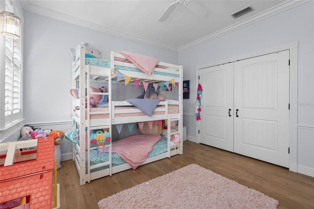 Activo con contrato: $1,350,000 (5 camas, 3 baños, 3319 Pies cuadrados)