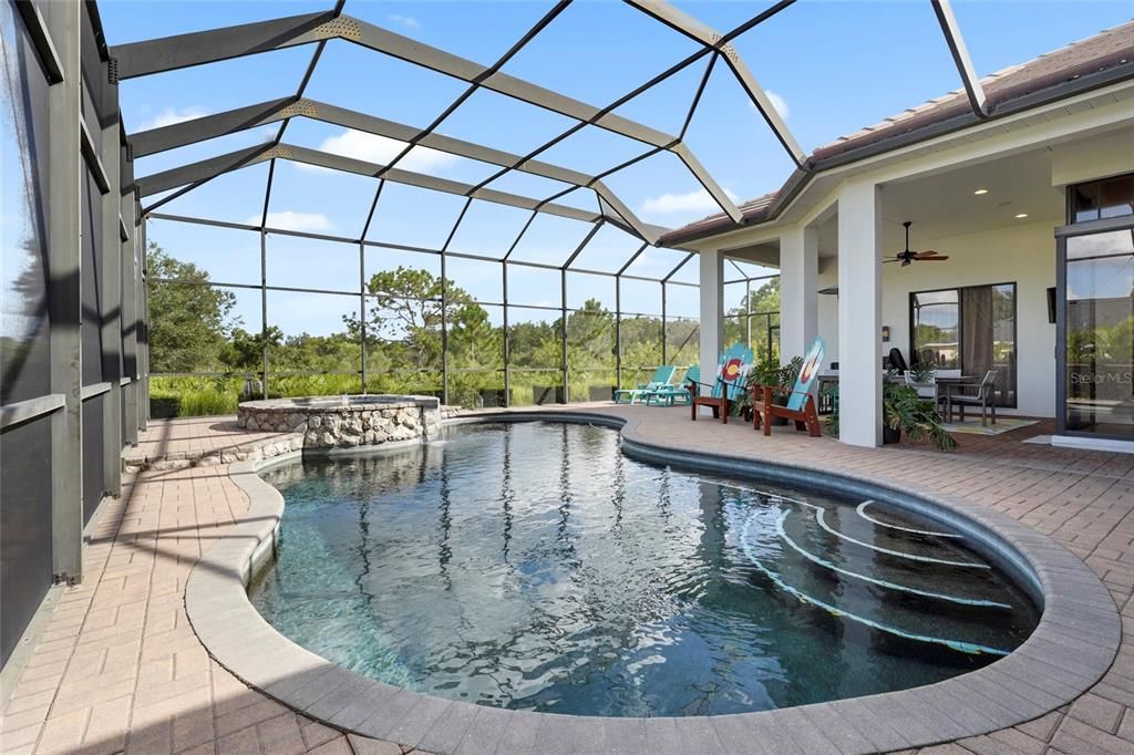 Activo con contrato: $1,350,000 (5 camas, 3 baños, 3319 Pies cuadrados)